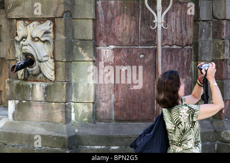 Architektur und Touristen in den Tagen vor Smartphones in Stortorget Main Central Square Altstadt Gamla Stan Stockholm Schweden Stockfoto