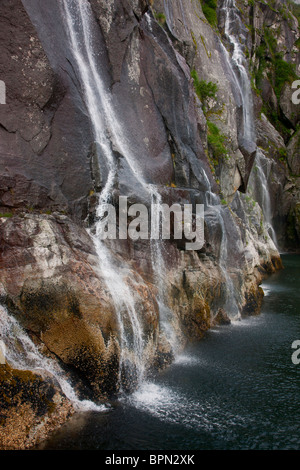 Wasserfälle in Katarakt Cove, Kenai Fjords National Park, in der Nähe von Seward, Alaska. Stockfoto