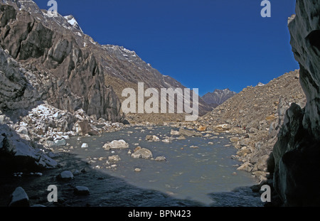 Schwellenländern – betrachtet man aus der Gangotri-Gletscher Gaumukh, wo der Ganges aus hoch im Himalaya in NW-Indien ausgeht Stockfoto