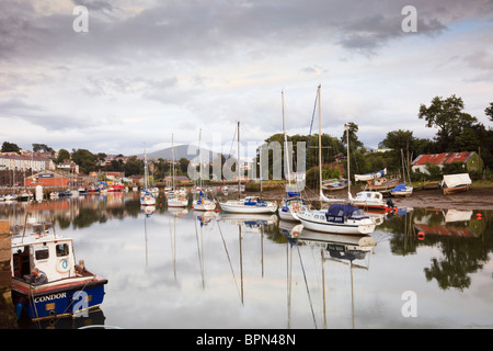 Caernarfon, Gwynedd, North Wales, UK, Europa. Boote vertäut im Hafen am Fluss Afon Seiont Stockfoto