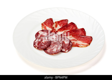 Wurst und Rauchfleisch isoliert auf weißem Hintergrund Stockfoto