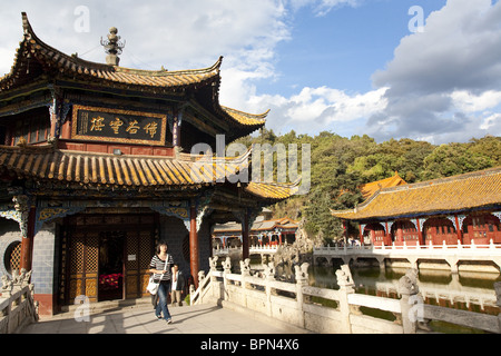 Menschen vor Yuantong Tempel, die größte buddhistische Tempelanlage in Kunming, Yunnan, Volksrepublik China, Asien Stockfoto