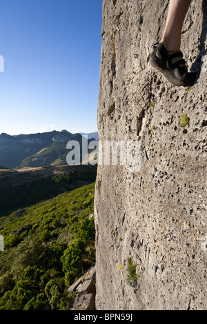 Fuß eines Kletterers an einer Felswand Kalkstein im Sonnenlicht, Jerzu, Sardinien, Italien, Europa Stockfoto