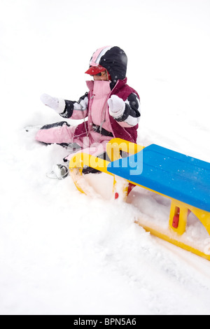 Kleines Mädchen genießen den großen Schnee im Winter. Stockfoto