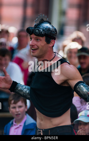 Mann unterhält die Menschenmenge im Zentrum von York, England Stockfoto