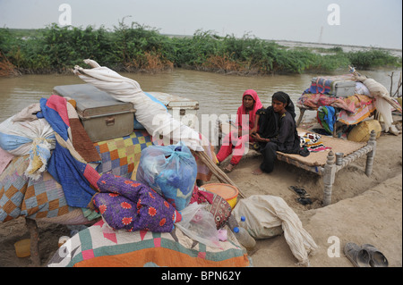 Flutopfer Leben auf die einzige trockene Gebiete in Sujawal, Provinz Sindh, Pakistan auf Mittwoch, 1. September 2010 Stockfoto