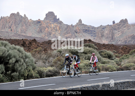 Radfahrer vor den Roques bei Las Canadas, Parque National del Teide, Teneriffa, Kanarische Inseln, Spanien, Europa Stockfoto