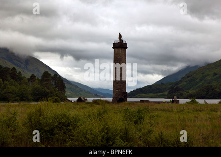 Das Glenfinnan Monument (1815) am Loch Shiel, wo Bonnie Prince Charlie seinen Maßstab an das 1745 Jacobite steigen angehoben Stockfoto