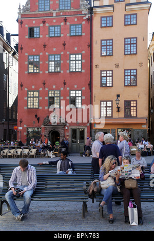 Karten und Digitalkameras in den Tagen vor dem Handy – Architektur und Touristen in Stortorget Main Central Square Altstadt Gamla Stan Stockholm Schweden Stockfoto