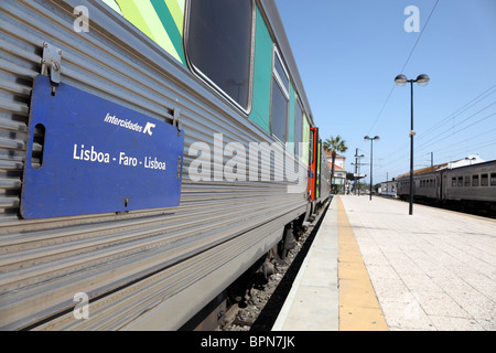 Lissabon - Faro Zug am Bahnhof Bahnsteig. Faro, Portugal Stockfoto