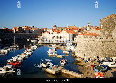 DUBROVNIK, KROATIEN. Einen morgendlichen Blick auf Dubrovnik Hafen Ploce-Tor und Revelin Festung. 2010. Stockfoto