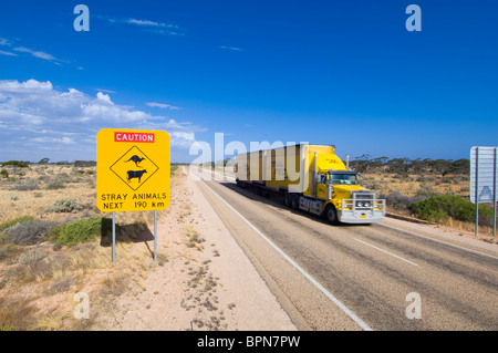 Warnschild am Eyre Highway über die Nullarbor-Ebene, Western Australia. Stockfoto