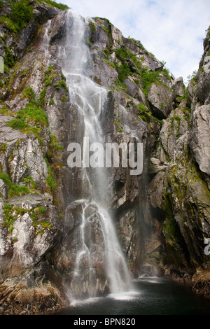 Wasserfälle in Katarakt Cove, Kenai Fjords National Park, in der Nähe von Seward, Alaska. Stockfoto