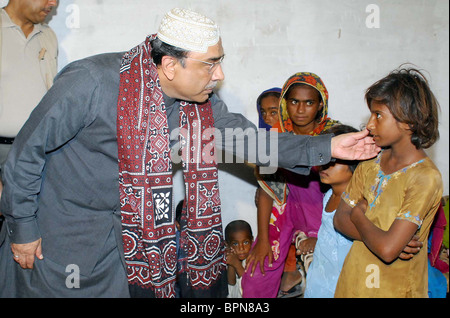 Präsident, Asif Ali Zardari tröstet eine Hochwasser betroffenen Mädchen während seiner Besuche im Relief Camp am Kohsar in Hyderabad Stockfoto