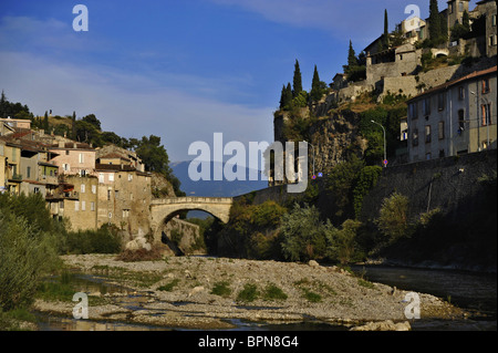 Römische Brücke über dem Fluss Ouvèze und die mittelalterliche Stadt Vaison la Romaine, Mont Ventoux im Hintergrund, Vaucluse, Provence, Frankreich Stockfoto