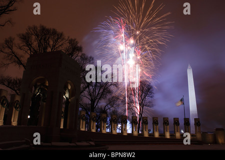 Feuerwerkskörper sind in der Nähe von World War II Memorial zum Gedenken an Bushs zweiten Amtseinführung als Präsident ins Leben gerufen. Stockfoto