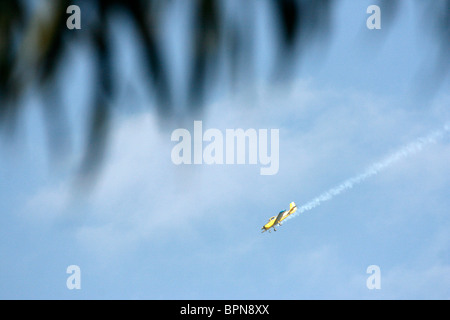 Ein Fuji FA200 Aero Subaru einmotorigen Kunstflug Flugzeug Kunstflug mit einer Rauchfahne durchführen Stockfoto