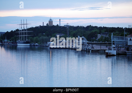 Blick auf die Pommern Großsegler Terminal Building bei Sonnenuntergang sowie eine Fähre ins kommt am dock Mariehman auf Åland in Finnland Stockfoto