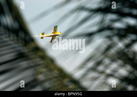 Ein Fuji FA200 Aero Subaru einmotorigen Kunstflug Flugzeug Kunstflug mit einer Rauchfahne durchführen Stockfoto