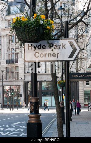 Ein Wegweiser für Hyde Park Corner, London, England Stockfoto