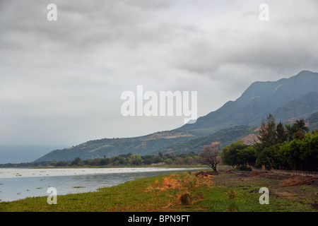 Blick nach Süden über Chapala See von der nördlichen Küste in Ajijic, Mexiko. Stockfoto