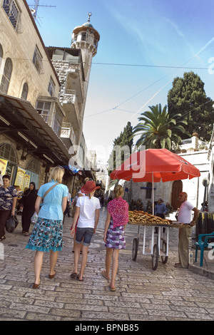 Touristen unter den Shop-Ständen in den Gassen der alten Stadt, Jerusalem, Israel, Nahost Stockfoto