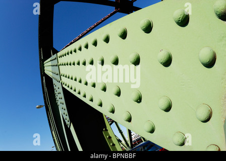 Rollende Lift Klappbrücke zwischen Ost und West schwebt. Birkenhead Docks. Stockfoto