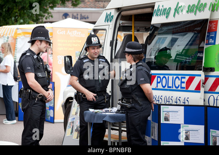 Polizistinnen und Polizisten durch Polizeiwagen Landgemeinden mobiles Büro in der Stadt High street Stockfoto