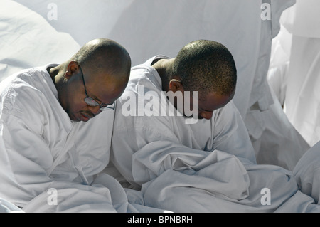 Zwei männliche Mitglieder der Kongregation der Apostel der Muchinjikwa Kirche.  Foto von Gordon Scammell Stockfoto