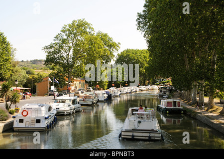 Canal du Midi in Südfrankreich Capestang Freizeit Kreuzer säumen das Ufer Stockfoto