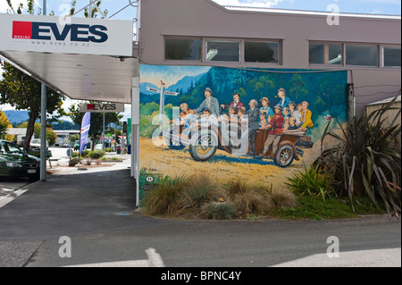 Open-Air-Kunst in Katikati, Neuseeland. Überlast (2004-05) Peter Nicholson, innerhalb seiner Straße Einstellung gesehen. Stockfoto