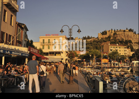 Menschen in Straßencafés am Hafen in den Abend Sonne, Cassis, Cote ´ Azur, Bouches-du-Rhône, Provence, Frankreich, Europa Stockfoto