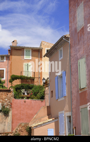 Ocker farbigen Häuser im Roussillon, Vaucluse, Provence, Frankreich, Europa Stockfoto