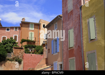 Ocker farbigen Häuser im Roussillon, Vaucluse, Provence, Frankreich, Europa Stockfoto