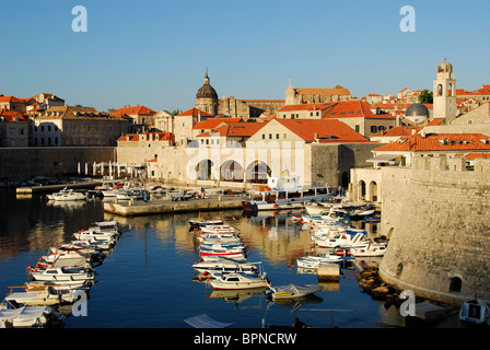 DUBROVNIK, KROATIEN. Einen morgendlichen Blick auf Dubrovnik Hafen Ploce-Tor und Revelin Festung. 2010. Stockfoto