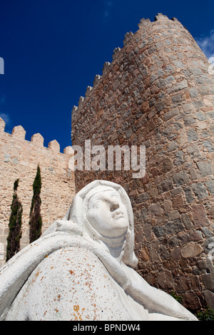 Avila, Provinz Ávila, Spanien. Statue der Hl. Teresa von Puerta del Alcazar Stockfoto