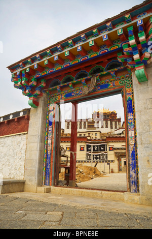 Eine reich verzierte Tor der tibetischen Songzanlin-Kloster Shangri-La, (Zhongdian - Diqing), Yunnan, China Stockfoto