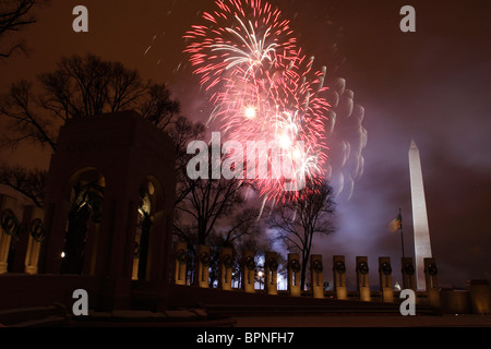 Feuerwerkskörper sind in der Nähe von World War II Memorial zum Gedenken an Bushs zweiten Amtseinführung als Präsident ins Leben gerufen. Stockfoto