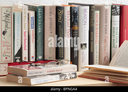 Bücherregal von Biographien, Tagebüchern und Briefen. Stockfoto