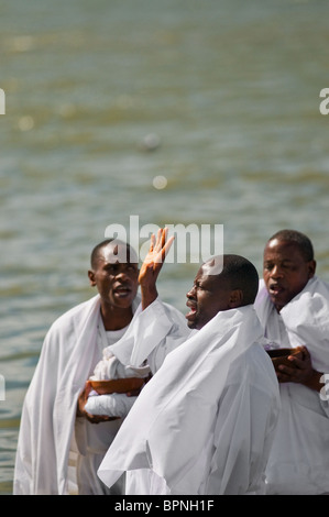 Mitglieder der Apostel des Muchinjikwa Kirche die Vorbereitung auf die Taufe. Foto von Gordon Scammell Stockfoto