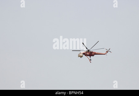 Wassertropfender Hubschrauber roter gelber Streifen Stockfoto
