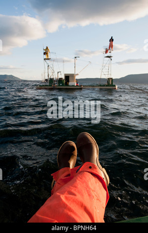 Reefnet Lachs Fischer entspannt auf dem Boot während einer Fischerei-Sitzung an einem windigen Tag. Wild Pacific Salmon Reefnet Angeln. Stockfoto