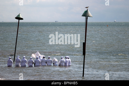 Mitglieder der Apostel der Muchinjikwa Kirche, Vorbereitung für eine Taufe bei Southend in Essex.  Foto von Gordon Scammell Stockfoto