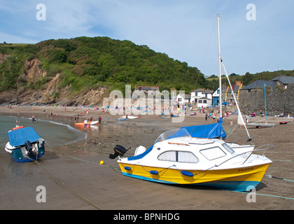 Sportboote festgemacht am Strand von Polkerris in Cornwall, Großbritannien Stockfoto