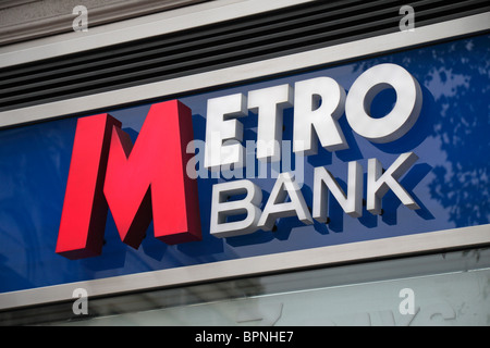 Seitlicher Blick auf das Metro Bank-Logo in der ersten UK-Niederlassung in High Holborn, London, UK. Stockfoto