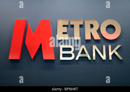 Logo der Metro Bank auf der inneren Wand der ersten UK-Niederlassung in High Holborn, London, UK. Stockfoto