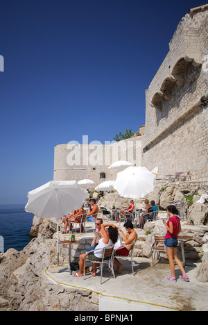 DUBROVNIK, KROATIEN. Buza II, eine beliebte Bar und Badebereich außerhalb der alten Stadtmauern. 2010. Stockfoto