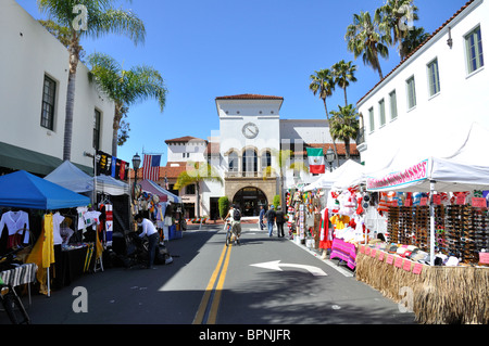 Feier des mexikanischen Cinco De Mayo (5. Mai), Santa Barbara, Kalifornien USA - Anbieter verkaufen Souvenirs, Kunst & Geschenke Stockfoto