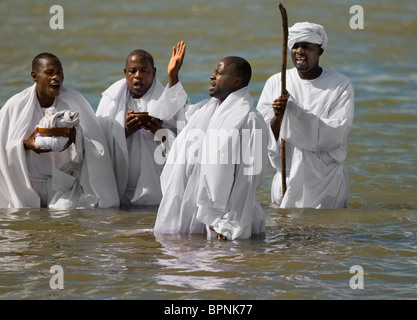 Mitglieder der Apostel der Muchinjikwa Kirche eine Taufe vorbereiten. Stockfoto