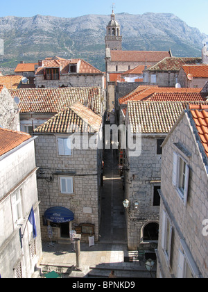 Kroatien. Die mittelalterlichen Mauern umgebene Stadt Korcula auf der Insel Korcula in Süddalmatien mit Halbinsel Peljesac hinter. 2010. Stockfoto